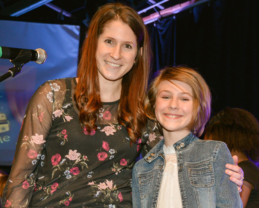 Hélène Belisle, du Petit Festival de la chanson de Granby, en compagnie de Florence Breault, qui obtient un laissez-passer direct pour la demi-finale du concours de chant. Photos François Larivière | Le Courrier ©
