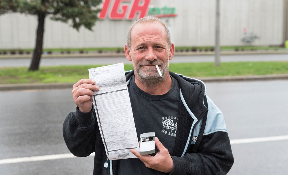 Le citoyen Daniel Blais a reçu une contravention de 150 $ accompagnée d’un point d’inaptitude pour des cendres qui seraient tombées de sa cigarette alors qu’il était sur le boulevard Casavant Ouest le 9 mai. De l’abus de la part de la policière, selon lui. Photo Annie Beauregard | Le Courrier ©