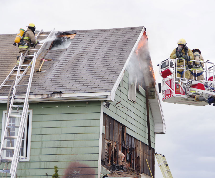 Personne n’a été blessé dans l’incendie qui faisait rage lundi dans une maison du rang Saint-Amable à Saint-Barnabé-Sud. Photo Dominique St-Pierre