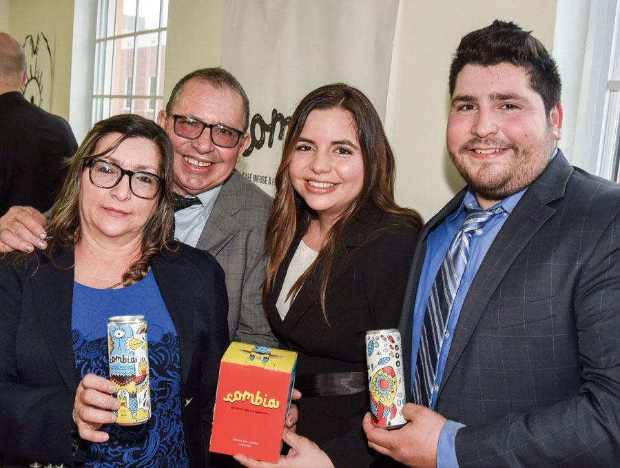 Au centre de la photo, la fondatrice de Mareiwa Café colombien, Lorena Meneses, accompagnée de ses parents, Olga Urrea et Jorge Meneses, ainsi que de son frère également prénommé Jorge Meneses. Photo François Larivière | Le Courrier ©
