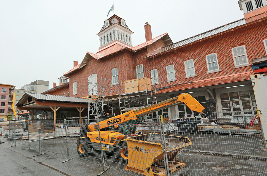 Il ne reste plus que quelques semaines avant le retrait des échafaudages autour du Marché public. Et cette fois, ils ne reviendront pas ultérieurement puisque les seuls travaux restants concernent l’intérieur du bâtiment patrimonial. Photo Robert Gosselin | Le Courrier ©
