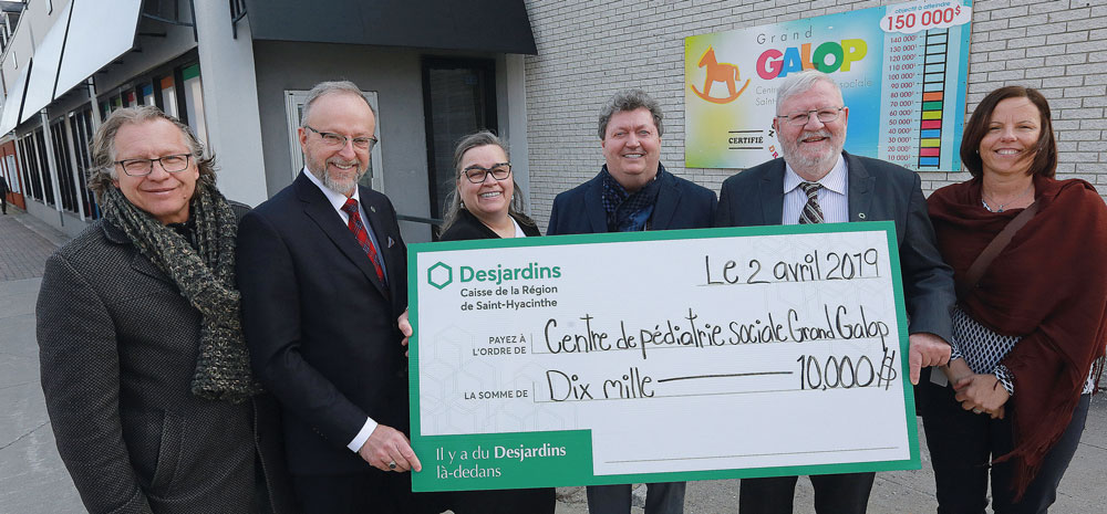 La Caisse Desjardins de la Région de Saint-Hyacinthe a remis un montant de 10 000 $ au Centre de pédiatrie sociale Grand Galop afin de mettre en place des ateliers parents-enfants sur le développement du langage avant 5 ans. Sur la photo, de gauche à droite, Jeannot Caron, conseiller municipal; Serge Bossé, directeur général de la Caisse Desjardins de la Région de Saint-Hyacinthe; Chantal Pelletier, présidente du CA CPS Grand Galop; Luc Rainville, président du comité finance CPS Grand Galop; Mario Dussault, président du CA Caisse Desjardins; et Lyne Boyer, chef de programme 0-5 ans du CISSSME. Photo Robert Gosselin | Le Courrier ©