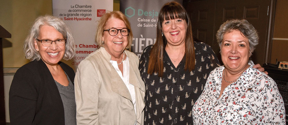 À Saint-Hyacinthe, Louise Cordeau a entre autres renoué avec la députée Brigitte Sancoucy, la préfet de la MRC Francine Morin et la présidente de la Chambre de commerce locale Jacqueline Rainville. Photo François Larivière | Le Courrier ©
