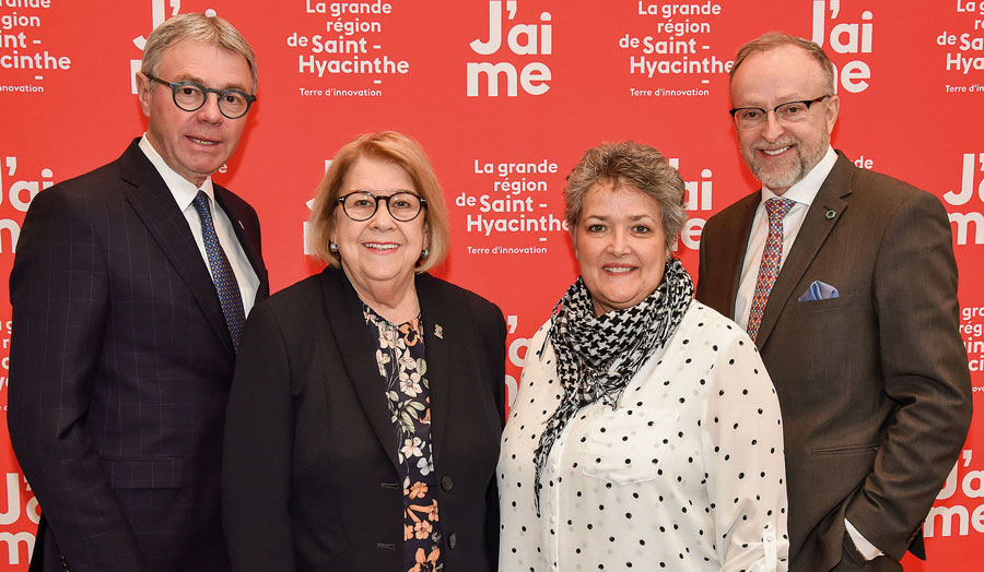 Sur la photo, dans l’ordre habituel, Claude Corbeil, maire de Saint-Hyacinthe; Francine Morin, préfet de la MRC des Maskoutains; Jacqueline Rainville, présidente de la Chambre de commerce de la grande région de Saint-Hyacinthe; et Serge Bossé, directeur général de la Caisse Desjardins de la Région de Saint-Hyacinthe.  Photo François Larivière | Le Courrier ©