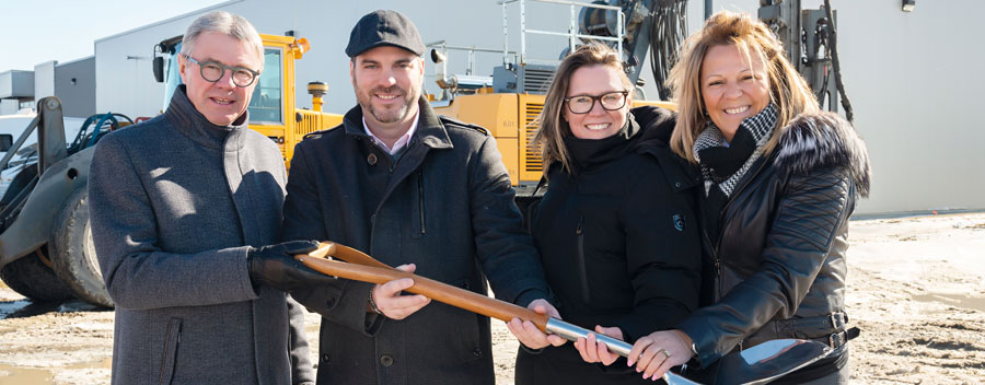 Claude Corbeil, maire de Saint-Hyacinthe, Martin Grégoire, président de Groupe DCL, Karine Guilbault, directrice du développement industriel de Saint-Hyacinthe Technopole, et Sylvie Yelle, directrice de projets de Groupe DCL, ont procédé à l’inauguration des travaux de 3 M$ pour l’agrandissement de l’usine maskoutaine de Groupe DCL. Photo Patrick Roger