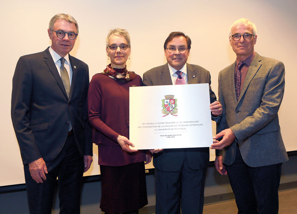 Sur la photo de gauche à droite, le maire de Saint-Hyacinthe, Claude Corbeil; la doyenne de la Faculté de médecine vétérinaire, la Dre Christine Theoret; le recteur de l’Université de Montréal, le Dr Guy Breton; et le président de l’Association des professeurs de la Faculté de médecine vétérinaire, le Dr André Vrins. Photo Robert Gosselin