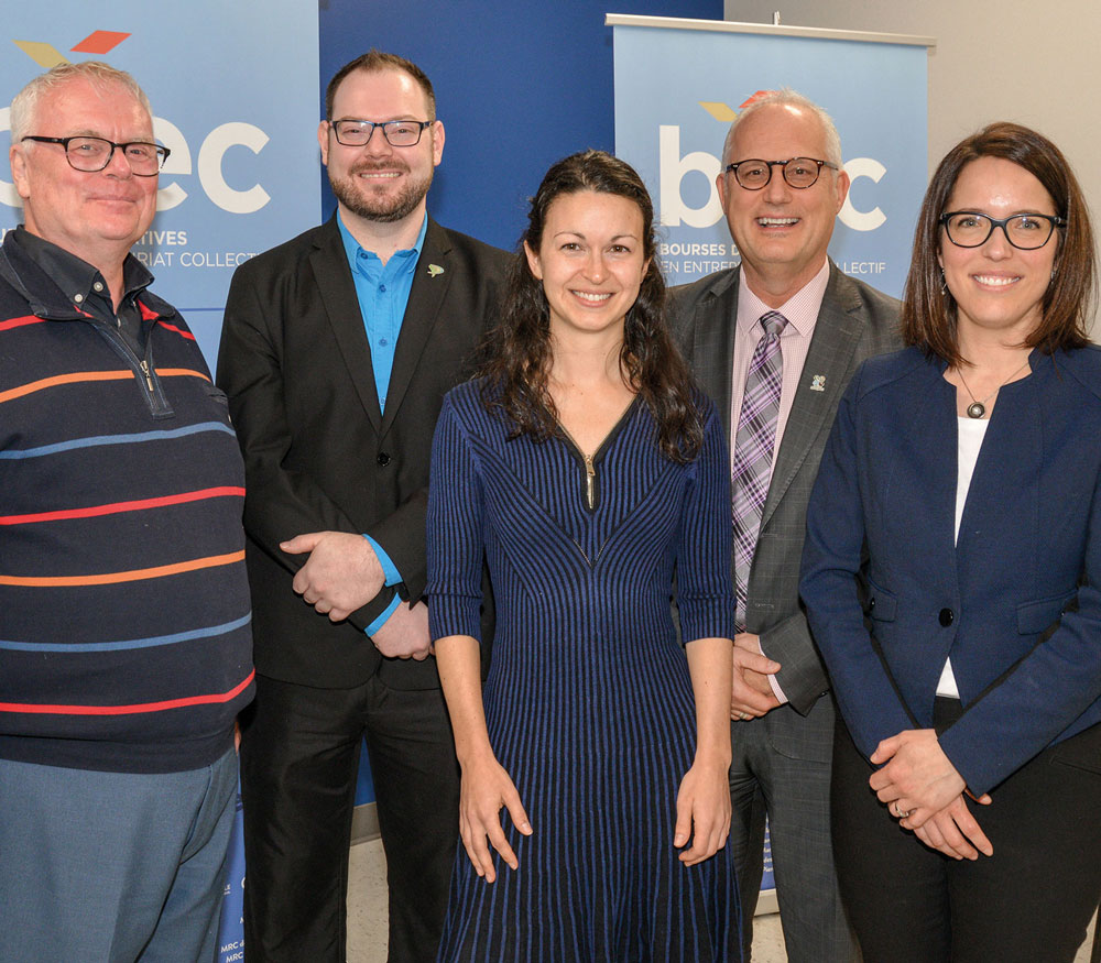 Sur la photo, dans l’ordre habituel, Yves St-Arnaud, directeur général des Ateliers Transition; Olivier Doyle, coordonnateur du Pôle d’économie sociale Vallée-du-Haut-Saint-Laurent; Vanessa Roy, directrice générale par intérim du Pôle de l’entrepreneuriat collectif de l’Est de la Montérégie; André Charron, directeur général de la MRC des Maskoutains; et Mélanie Rheault, coordonnatrice du Pôle d’économie sociale de l’Agglomération de Longueuil. Photo François Larivière | Le Courrier ©
