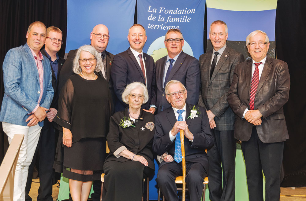 La famille Bourgeois-Préfontaine, de Saint-Ours, a célébré en grand sa nomination à titre de Famille agricole de l’année 2018 lors de la Fête régionale de la famille agricole. On retrouve à l’avant Solange Préfontaine et Marcel Bourgeois. Photo gracieuseté