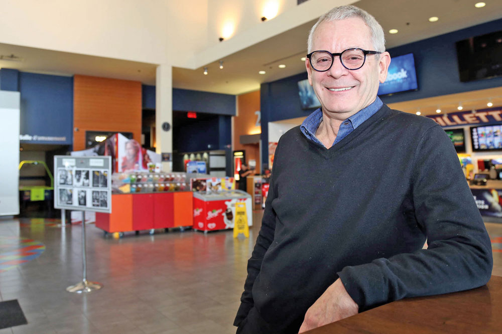 Jean Colbert, propriétaire des cinémas de Saint-Hyacinthe et de Beloeil, devant le comptoir d’accueil du Cinéma Belœil. Photothèque