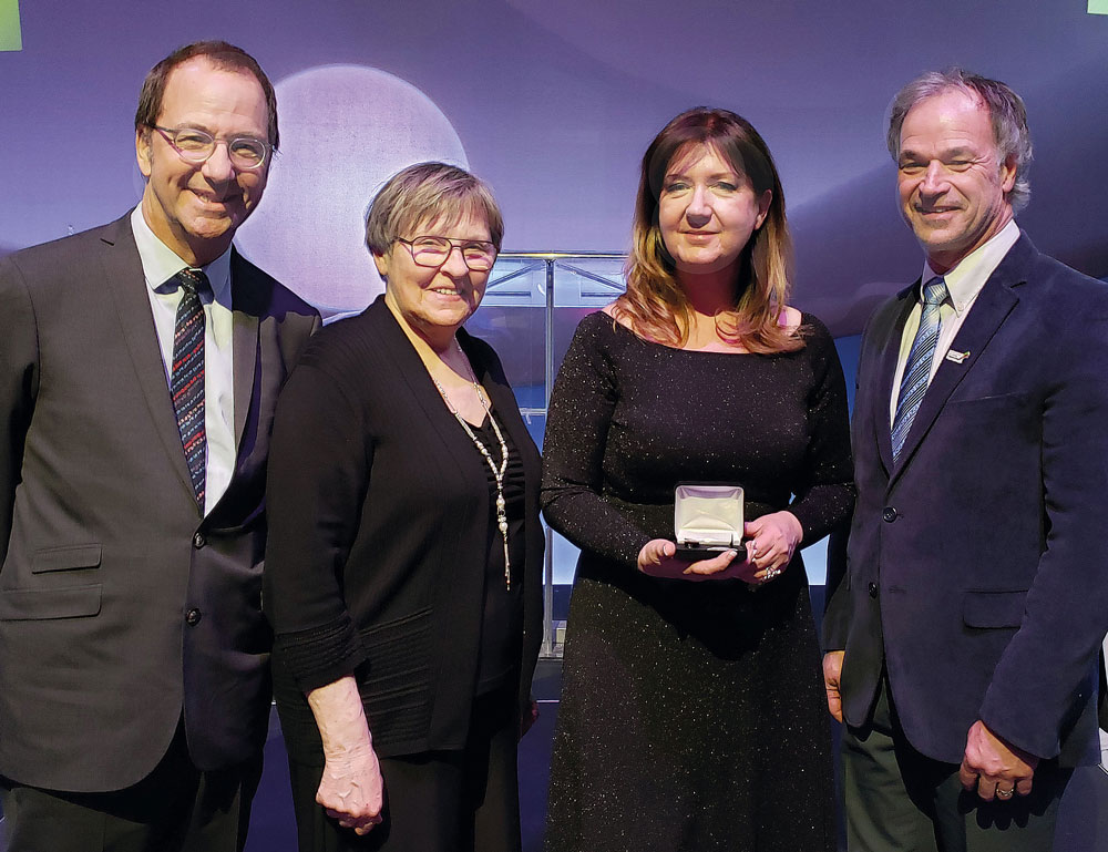 Sur la photo, de gauche à droite, Alain Fortier, président de la FCSQ; France Martin, vice-présidente de la CSSH; Josée Desmarais, technicienne en service de garde à l’école des Passereaux, organisatrice de Primaire en spectacle et médaillée d’argent, et Richard Flibotte, président de la CSSH. Photo gracieuseté
