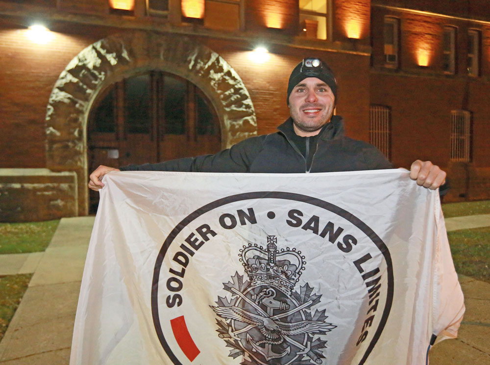C’est un Keven Martel « brisé » qui est arrivé le 11 novembre en soirée au manège militaire de Saint-Hyacinthe, après avoir couru environ 60 km en 6 heures. Il a répété l’expérience à cinq autres reprises dans les jours qui ont suivi. Photo Robert Gosselin | Le Courrier ©