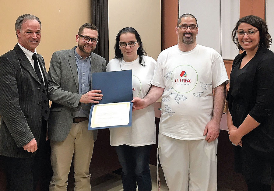 La Commission scolaire de Saint-Hyacinthe a décerné une motion de félicitations et un certificat de reconnaissance à Espace carrière pour, entre autres, son projet La Marge - École de la rue. Photo gracieuseté