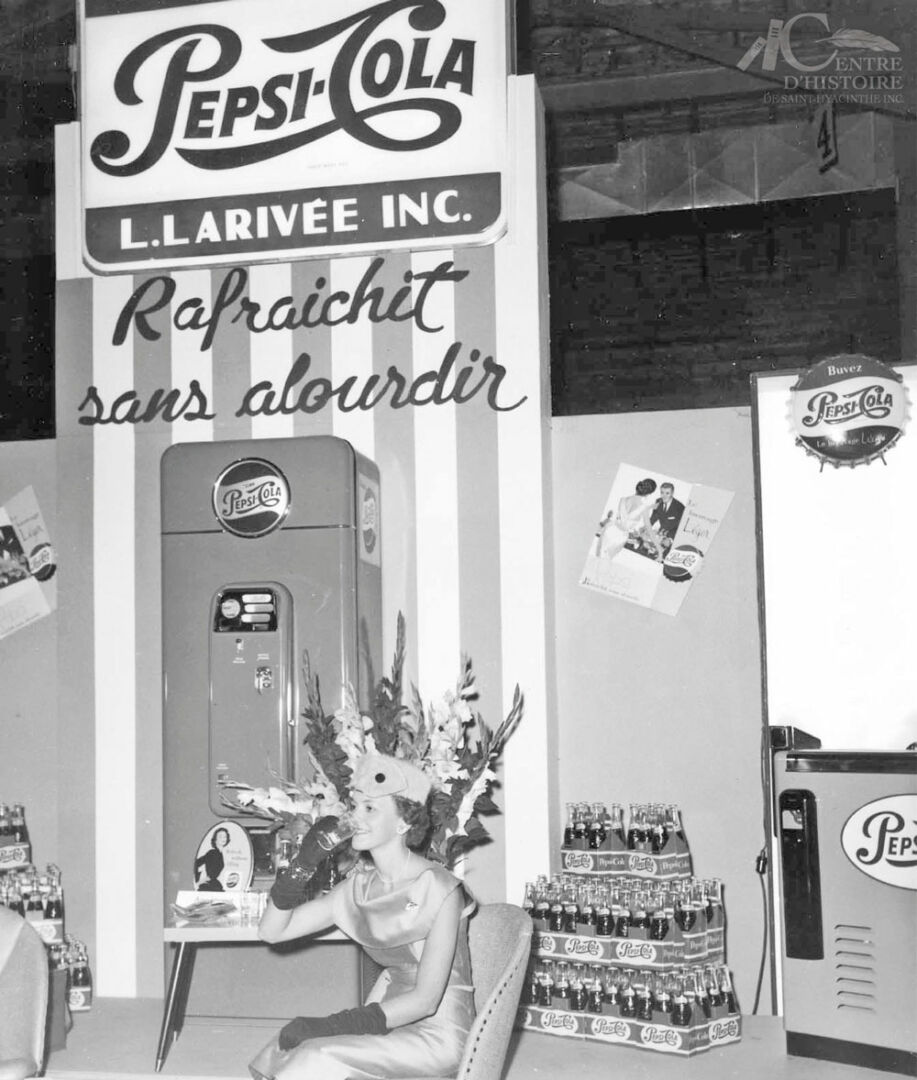 Kiosque Pepsi-Cola à une exposition industrielle et commerciale durant les années 1950. 
Photo Collection Centre d’histoire de Saint-Hyacinthe, CH618 Fonds Lucien Larivée Inc.