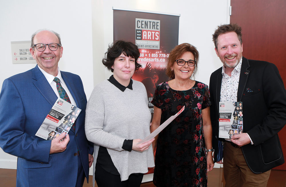 Sur la photo, le président de la SDS, Jean-Pierre Boileau, la copropriétaire du Zaricot, Joëlle Turcotte, la première présidente de la SDS, France Guilmain, et le directeur général et artistique du Centre des arts Juliette-Lassonde, Jean-Sylvain Bourdelais. Photo Robert Gosselin | Le Courrier ©