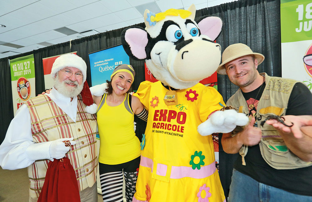 La sympathique mascotte de l’Expo, Mollie, est accompagnée du père Noël, de la chanteuse pour enfants Anne-Lune et de Bill Bestiole, un chanteur passionné par les insectes. Photo Robert Gosselin | Le Courrier ©