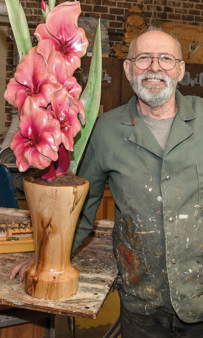 Le sculpteur maskoutain Pierre Sansoucy a travaillé des dizaines d’heures sur les œuvres qu’il apportera à l’exposition. Photo François Larivière | Le Courrier ©