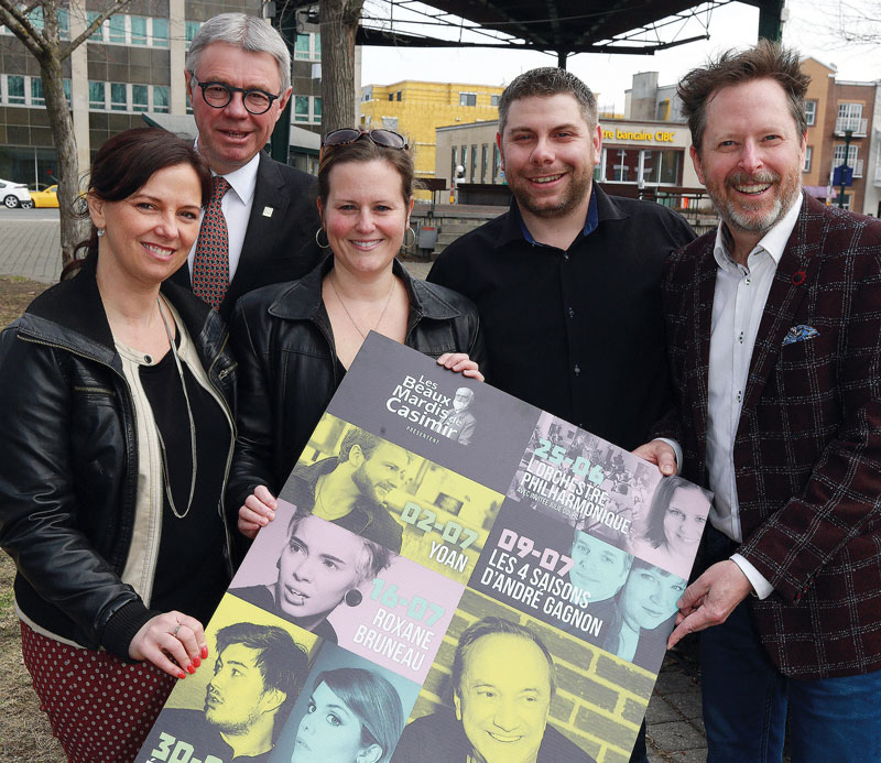 Le lancement de la programmation de la 39e édition des Beaux mardis de Casimir s’est fait en compagnie de la conseillère en développement culturel au Service des loisirs, Jacinthe Ducas, du maire Claude Corbeil, de la chanteuse Julie Goupil, du directeur musical de l’Orchestre philharmonique de Saint-Hyacinthe, Martin-Paul Beaulieu, et du directeur général et artistique au Centre des arts Juliette-Lassonde, Jean-Sylvain Bourdelais. Photo Robert Gosselin | Le Courrier ©