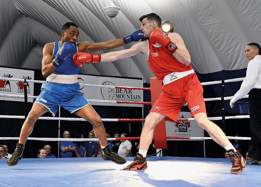 John Nduwamahoro (en bleu) a réussi à signer une victoire avant de s’incliner face à l’éventuel champion. Photo Boxing Canada