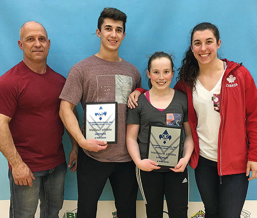 Le roi et la reine du tournoi des Jeunes Louis-Cyr, Shad Darsigny et Charlotte Simoneau, entourés de l’entraîneur Yvan Darsigny et de l’athlète Tali Darsigny. Photo Facebook La Machine Rouge