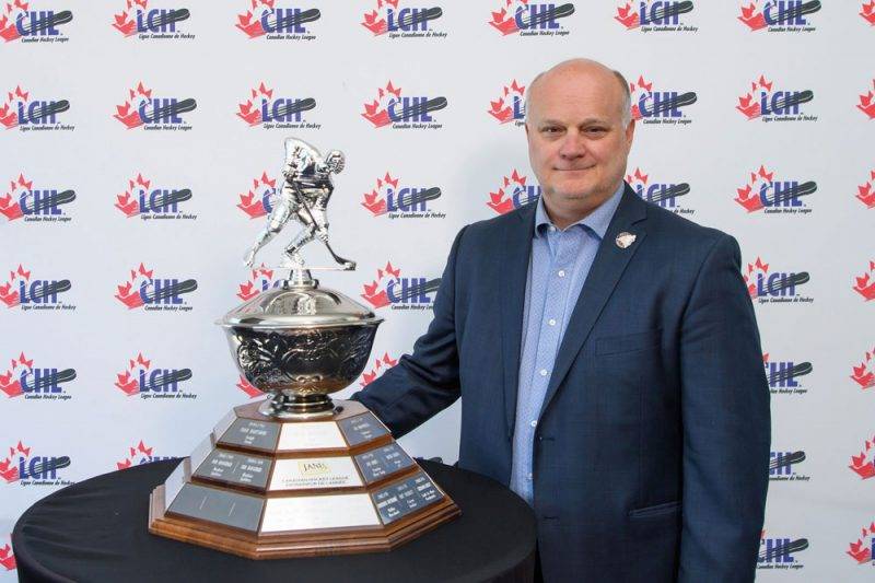 Le travail de Mario Pouliot a été souligné par la Ligue canadienne de hockey, qui lui a décerné le trophée Brian-Kilrea remis à l’entraîneur-chef de l’année. Photo Vincent Éthier - LHJMQ / LCH