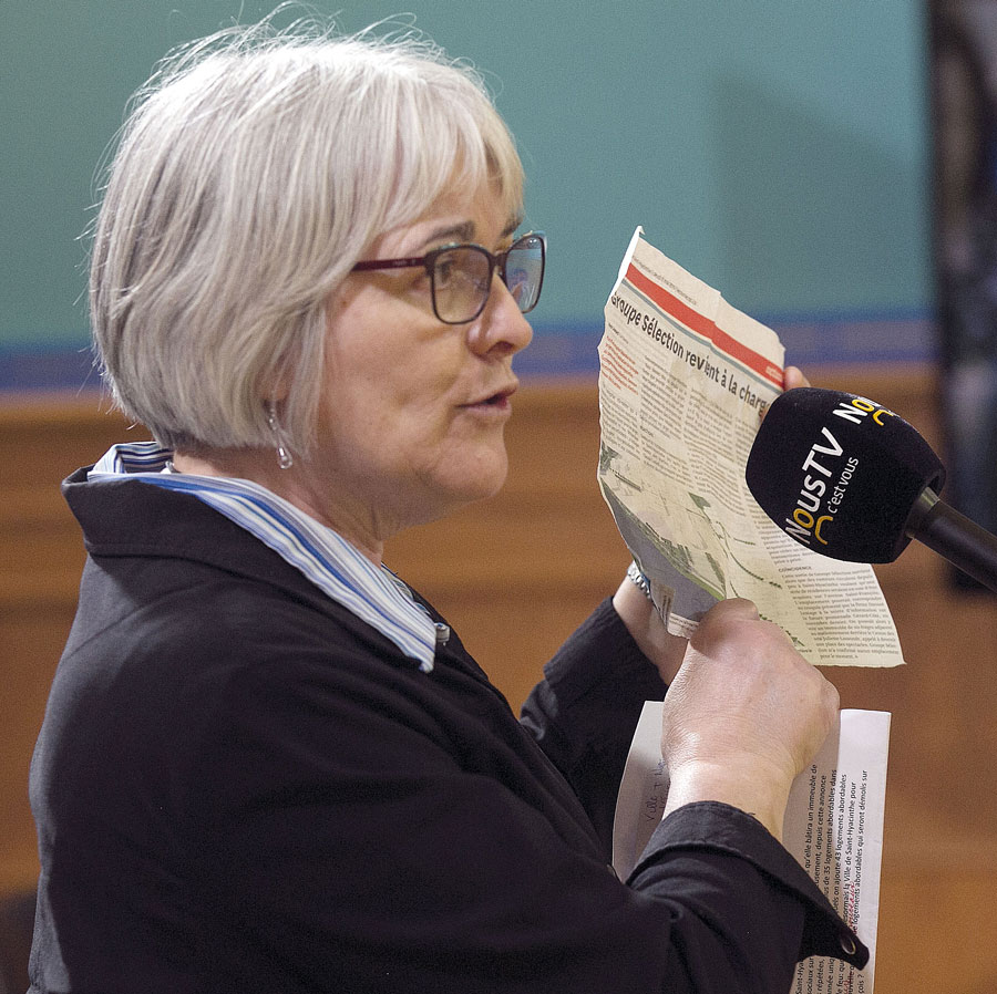 Un schéma exposé par la firme Daoust Lestage en novembre dernier présentait déjà un immeuble de six étages en bordure de l’avenue Saint-François, ce qui a fait dire à la citoyenne Suzanne Viens que « ça fait un bout que ce projet est en marche ». Photo Robert Gosselin | Le Courrier ©