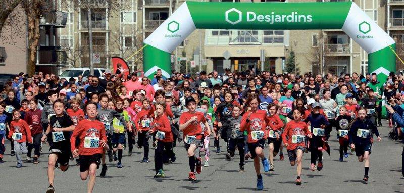 En plus du déﬁ scolaire 1 km, les jeunes ont été nombreux à participer  
à la course de 2 km. Photos Robert Gosselin | Le Courrier ©