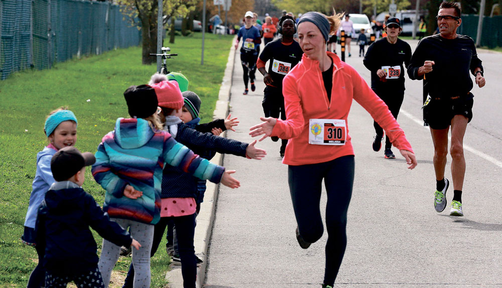 De très jeunes supporteurs encouragent les coureurs qui passent. Photos Robert Gosselin | Le Courrier ©
