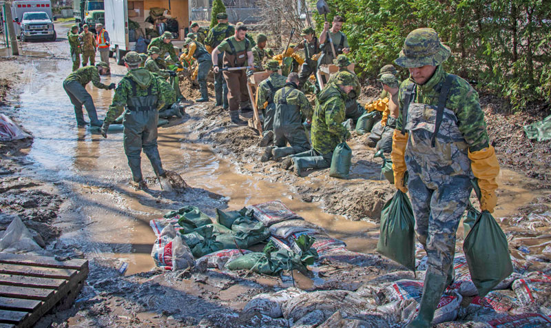 Des réservistes du 6e Bataillon Royal 22e Régiment ont entre autres participé avec d’autres unités au renforcement d’une digue dans la municipalité de Pierrefonds. Photo Aviateur Z. Muminiar, Forces armées canadiennes