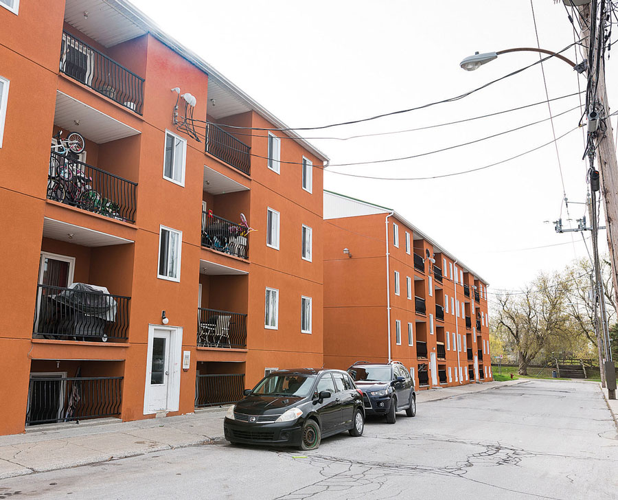 Une partie de l’ensemble résidentiel qui a récemment changé de mains au centre-ville de Saint-Hyacinthe. La transaction concerne les bâtiments situés au 74, 78 et 90 Robert, 921 et 931 Bibeau, et 89 Brodeur. Photo Annie Beauregard | Le Courrier ©