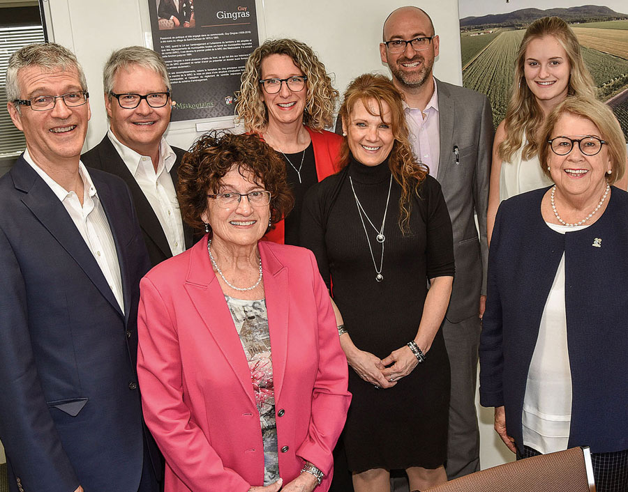 Les membres de la famille Gingras dans la nouvelle salle Guy-Gingras, en compagnie de la préfet, Francine Morin (à droite). À gauche, Robert Gingras et sa mère, Marcelle Gauvin Gingras. Photo François Larivière | Le Courrier ©