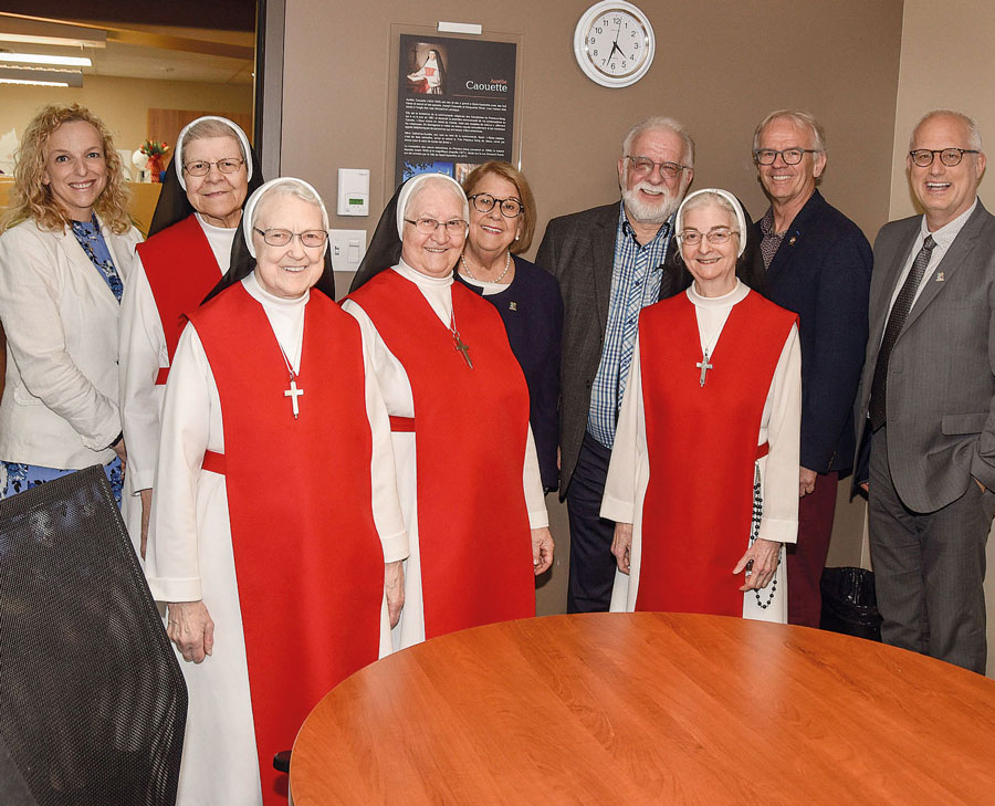 Sœur Micheline Proulx et ses trois conseillères (à gauche), au cours de la visite avec les représentants de la MRC, dont la préfet Francine Morin. Photo François Larivière | Le Courrier ©