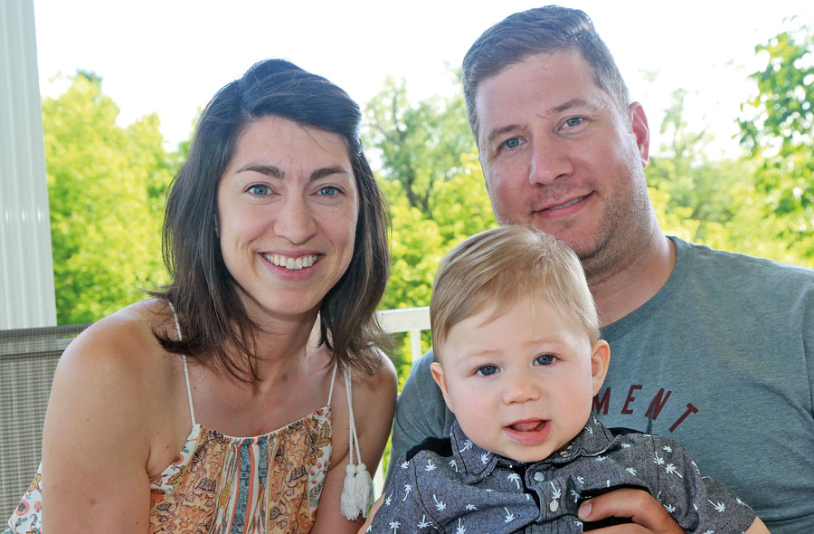 Caroline Corbeil et Shaun Richer posent avec leur petit Lennox, qui va fêter son premier anniversaire dans les prochains jours. La petite famille inclut aussi Flavie et Maëlle. Photo Robert Gosselin | Le Courrier ©