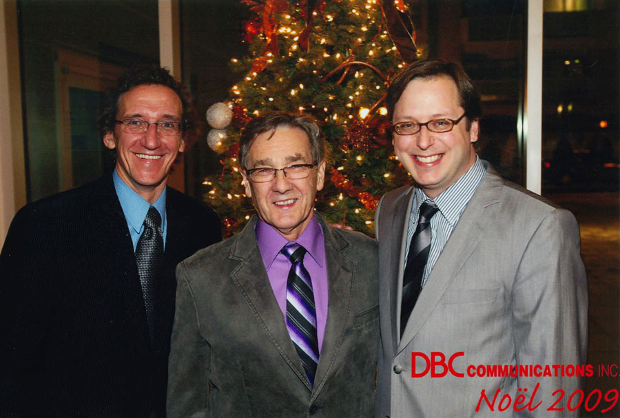 La retraite de Paul Paradis et ses 44 ans de carrière à l’emploi du Courrier de Saint-Hyacinthe avaient été soulignés en décembre 2013. Il pose avec Guillaume Bédard et le président et éditeur de DBC Communications, Benoit Chartier. Photothèque | Le Courrier ©