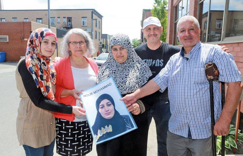 Sur la photo, de gauche à droite, Malak Mohammad, Brigitte Sansoucy, députée de Saint-Hyacinthe-Acton; Ghada Alfaris, Faiçal Bourguiba et Mohammad Mohammad. Photo Robert Gosselin | Le Courrier ©