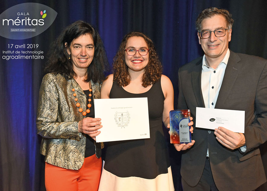 Lucie Maltais, chef d’équipe et professeure à l’ITA, Marianne Caya, recevant le Prix de la Technopole, ainsi qu’André Barnabé, directeur général de Saint-Hyacinthe Technopole. Photo gracieuseté ITA de Saint-Hyacinthe