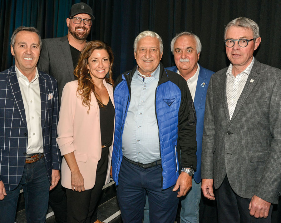 Sur la photo, dans l’ordre habituel, Jacques Leclerc, président de Trouw Nutrition Canada; Guillaume Paquette, Caroline Paquette et Bernard Paquette, de l’entreprise B. Paquette; Jean-Pierre Picard, directeur général de la nutrition animale région de l’Est de Trouw Nutrition Canada; et Claude Corbeil, maire de Saint-Hyacinthe. Photo François Larivière | Le Courrier ©