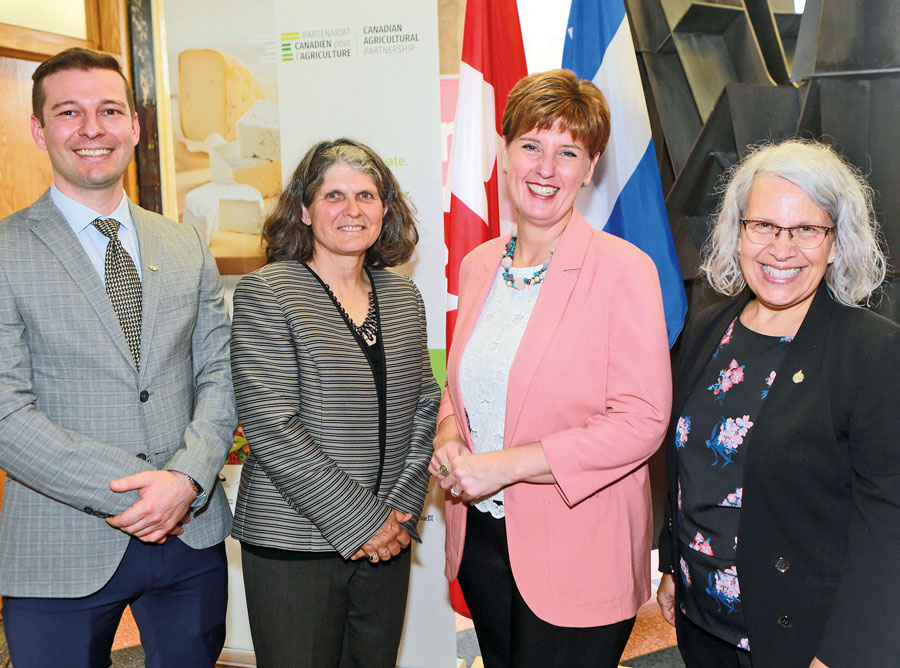 Sur la photo, dans l’ordre habituel, Dr Éric Parent, Dre Helen Anne Hudson, présidente du Conseil de recherches avicoles du Canada, Marie-Claude Bibeau, ministre fédérale de l’Agriculture et de l’Agroalimentaire, et Birgitte Sansoucy, députée de Saint-Hyacinthe-Acton. Photo Robert Gosselin | Le Courrier ©