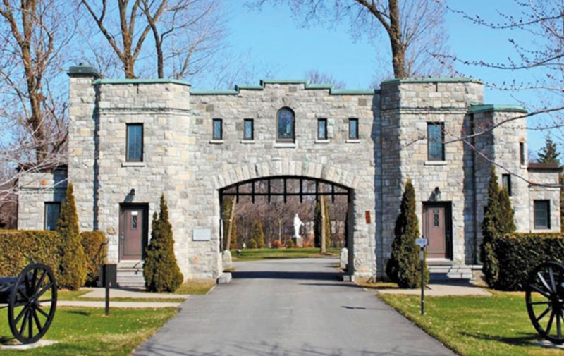 Portail du souvenir du Champ d’honneur national du Fonds du souvenir, situé à Pointe-Claire. Photo gracieuseté