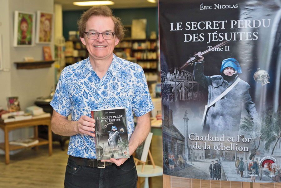 Passionné d’histoire, Dr Éric Nicolas présente les deux points de vue de la rébellion des Patriotes de 1837-1838 à travers le deuxième tome de sa trilogie Le secret perdu des Jésuites. Photo Annie Beauregard | Le Courrier ©