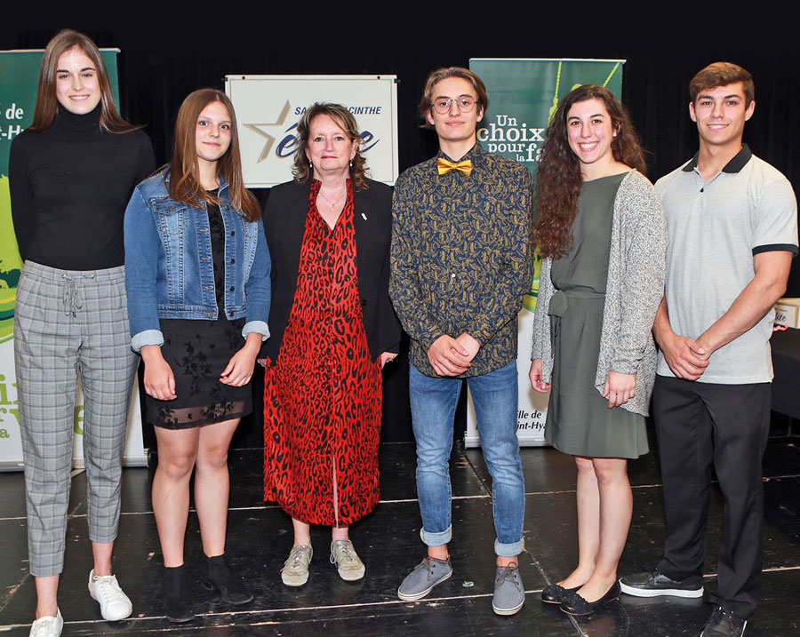 Tous les gagnants des bourses d’excellence, soit Béatrice Daviault (argent), Rafaëlle Auger (bronze), la présidente de Saint-Hyacinthe Élite Louise Bellehumeur, Édouard Auger (bronze), Tali Darsigny (or) et  Matt Darsigny (argent). Absent : Junior Kabwe (or). Photo Robert Gosselin | Le Courrier ©