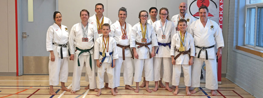 Sur la photo, de gauche à droite, on retrouve Sensei Lucie Hébert, Justin Ouellet, Michel Lussier, Vincent Dionne, Étienne Desmarais, Laurimai Lafond, Steven Rousseau, Naomi Bourdon, Simon Roy, Alexis Dionne et Sensei Ricardo Ferro. Également médaillés, mais absents de la photo : Félix Gervais-Lefebvre, Vélina Ouellet, Gabriel Desmarais et Ulysse Desmarais. Photo gracieuseté