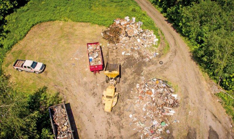 Environ 500 tonnes de déchets divers recouvraient le terrain à l’arrivée de PurNat, samedi matin. Photo François Larivière | Le Courrier ©