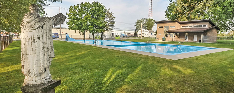 La piscine Notre-Dame est maintenant ouverte sept jours sur sept jusqu’au 19 juillet. Par la suite, elle devra être fermée la fin de semaine, faute de sauveteurs. Photo François Larivière | Le Courrier ©