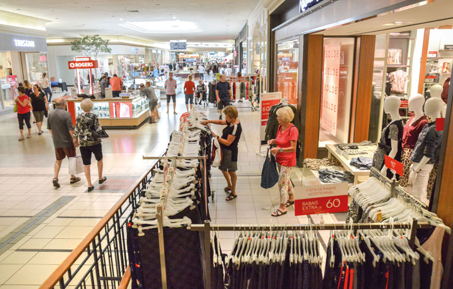 Aux Galeries St-Hyacinthe, la clientèle a pu profiter d’un environnement climatisé et à l’abri de la pluie pendant la vente trottoir. Photo François Larivière | Le Courrier ©