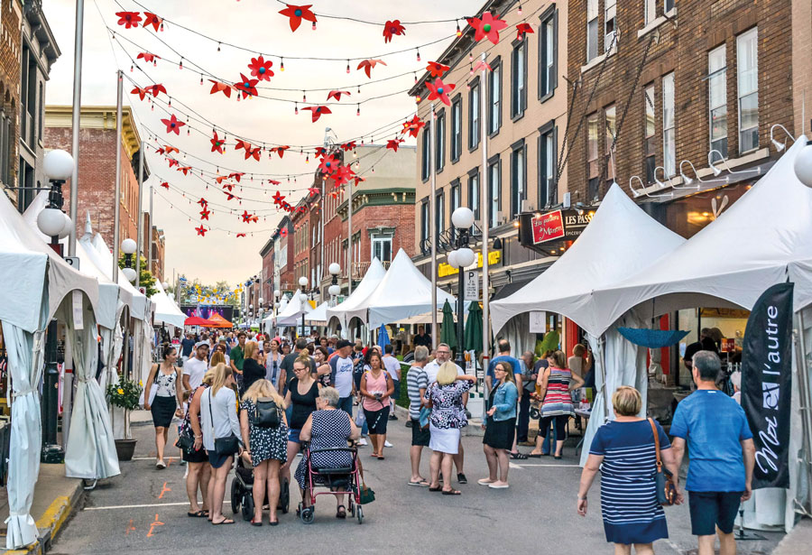 Au centre-ville, les chasseurs d’aubaines s’étaient une nouvelle fois donné rendez-vous lors de la traditionnelle vente trottoir. Photo François Larivière | Le Courrier ©