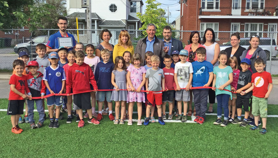 Sur la photo, de gauche à droite : Guillaume Boulet, enseignant, Véronique Cartier, directrice de l’école Saint-Charles-Garnier, Geneviève Patenaude, représentante de la Caisse Desjardins, Jean Gatien, enseignant retraité de l’école Saint-Charles-Garnier, Steve Croteau, commissaire, et Kathia Cool, directrice adjointe de l’école. Ils sont accompagnés de membres du conseil d’établissement et d’élèves. Photo gracieuseté