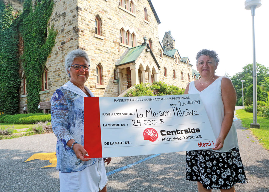 À gauche, la directrice générale p.i. de Centraide Richelieu-Yamaska, Bernadette Caron, remet la somme de 24 000 $ à la directrice générale de la Maison l’Alcôve, Manon Desrosiers, pour soutenir le programme de cyberdépendance offert par l’organisme. Photo Robert Gosselin | Le Courrier ©