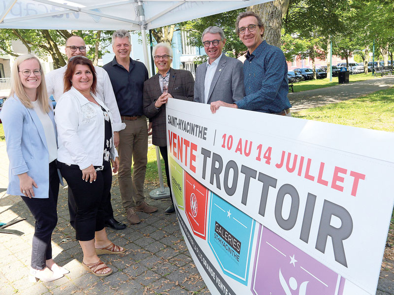 Les partenaires principaux de la grande vente trottoir estivale de Saint-Hyacinthe sont : Laurie Breault, de la SDC centre-ville, Maryse Morin, de Via Capitale Affaires, Charles Coté, de M Rendez-Vous Marchands, Sylvain Gervais, de Saint-Hyacinthe Technopole, André Brochu, des Galeries St-Hyacinthe, le maire Claude Corbeil, et Guillaume Bédard, du Courrier de Saint-Hyacinthe. Photo Robert Gosselin | Le Courrier ©