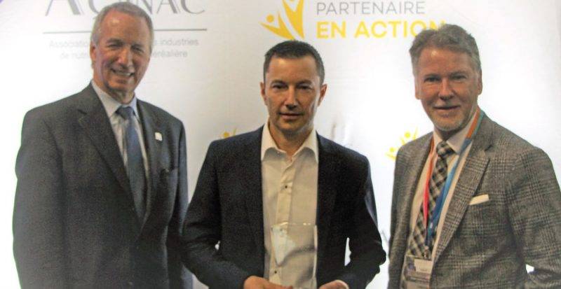 Dr Ivan Girard (au centre) a reçu le 10e Prix de l’excellence entrepreneuriale AQINAC des mains du ministre du MAPAQ, André Lamontagne (à gauche) et du président du comité d’administration de l’AQINAC, Christian Breton (à droite). Photo gracieuseté AQINAC