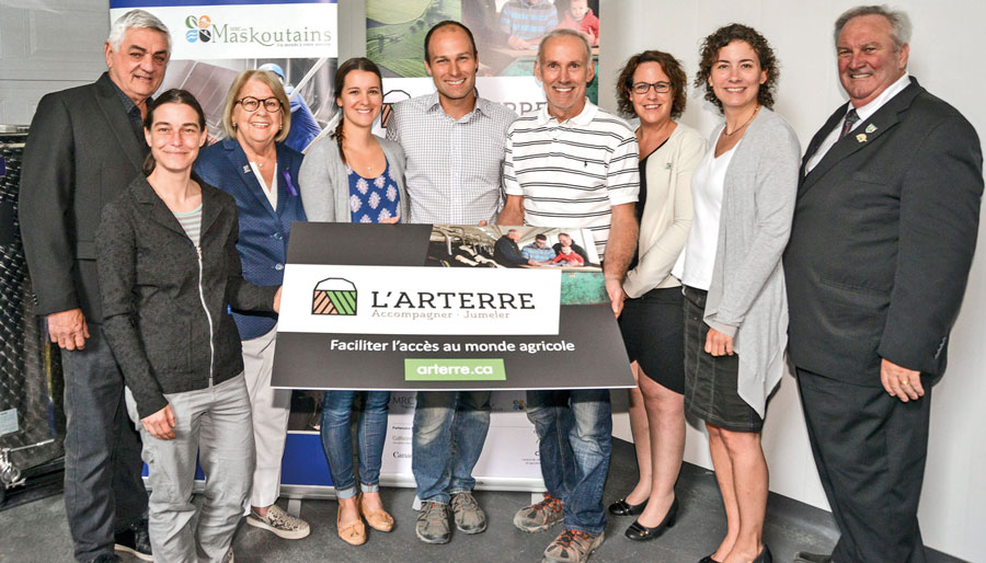 Sur la photo, dans l’ordre habituel, Gilles Salvas, préfet de la MRC de Pierre-De Saurel; Anne-Marie Beaudoin, chargée de projet au Centre de référence en agriculture et agroalimentaire du Québec (CRAAQ); Francine Morin, préfet de la MRC des Maskoutains; Fannie Boulanger, Matthieu Beauchemin et son père Denis, propriétaires du Domaine du Nival, Maryse Bernier, agente de maillage L’Arterre; Marie-Eve Perreault, conseillère en développement régional au ministère des Affaires municipales et de l’Habitation; et Paul Viau, préfet de la MRC des Jardins-de-Napierville. Photo François Larivière | Le Courrier ©